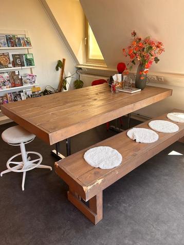 Eettafel incl. bankje beschikbaar voor biedingen
