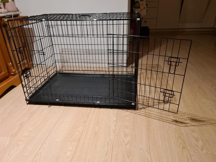 Mooie ruime schone Bench. 105 x 77 x 70., Dieren en Toebehoren, Hondenbenches, Zo goed als nieuw, Ophalen