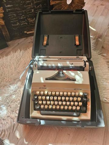 Zoldervondst prachtige Vintage Scheidegger typemachine beschikbaar voor biedingen