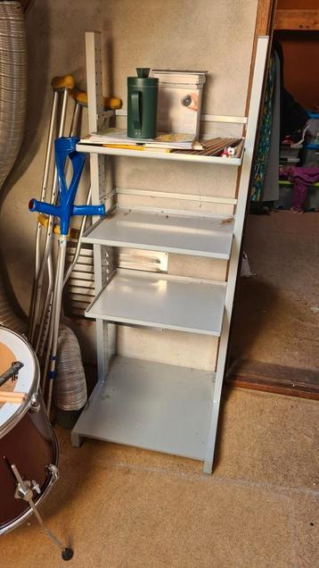 Metalen stellingkast beschikbaar voor biedingen