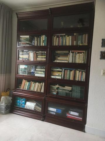 2 Klassieke mahonie boekenkasten beschikbaar voor biedingen