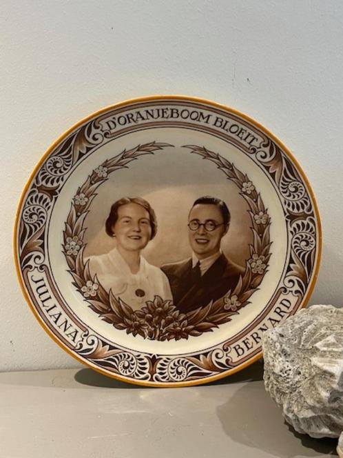 Vintage bord. D'Oranjeboom bloeit. Mosa plateel Maastricht., Verzamelen, Koninklijk Huis en Royalty, Zo goed als nieuw, Servies