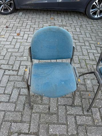 Gratis 20-25 stoffen stoelen beschikbaar voor biedingen