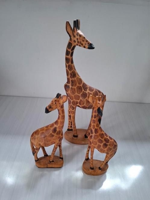 3 Vintage handgesneden houten giraffen beeldjes., Verzamelen, Beelden en Beeldjes, Zo goed als nieuw, Dier, Ophalen of Verzenden