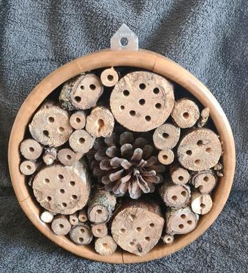 Rond insectenhotel, bijenhotel (model slab) beschikbaar voor biedingen
