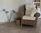 Rieten fauteuil look-a-like met poef, evt ook los te koop, Huis en Inrichting, Fauteuils, Ophalen, Zo goed als nieuw, Minder dan 75 cm