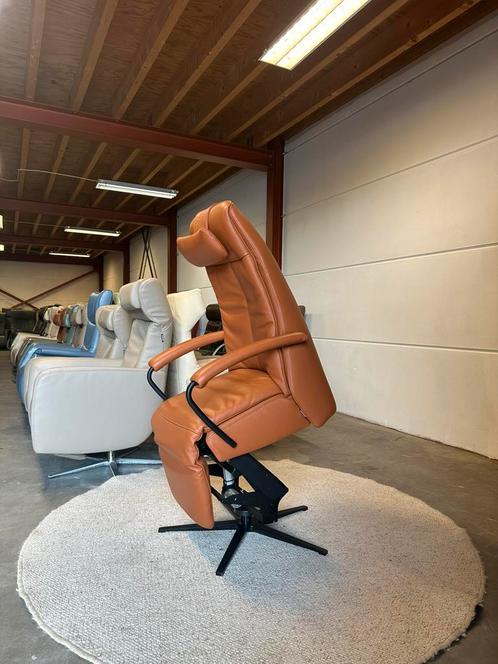 Relaxfauteuil , cognac kleur relax fauteuil sta op stoel, Huis en Inrichting, Fauteuils, Zo goed als nieuw, Leer, 75 tot 100 cm