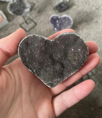 Amethist Hartje op Standaard beschikbaar voor biedingen