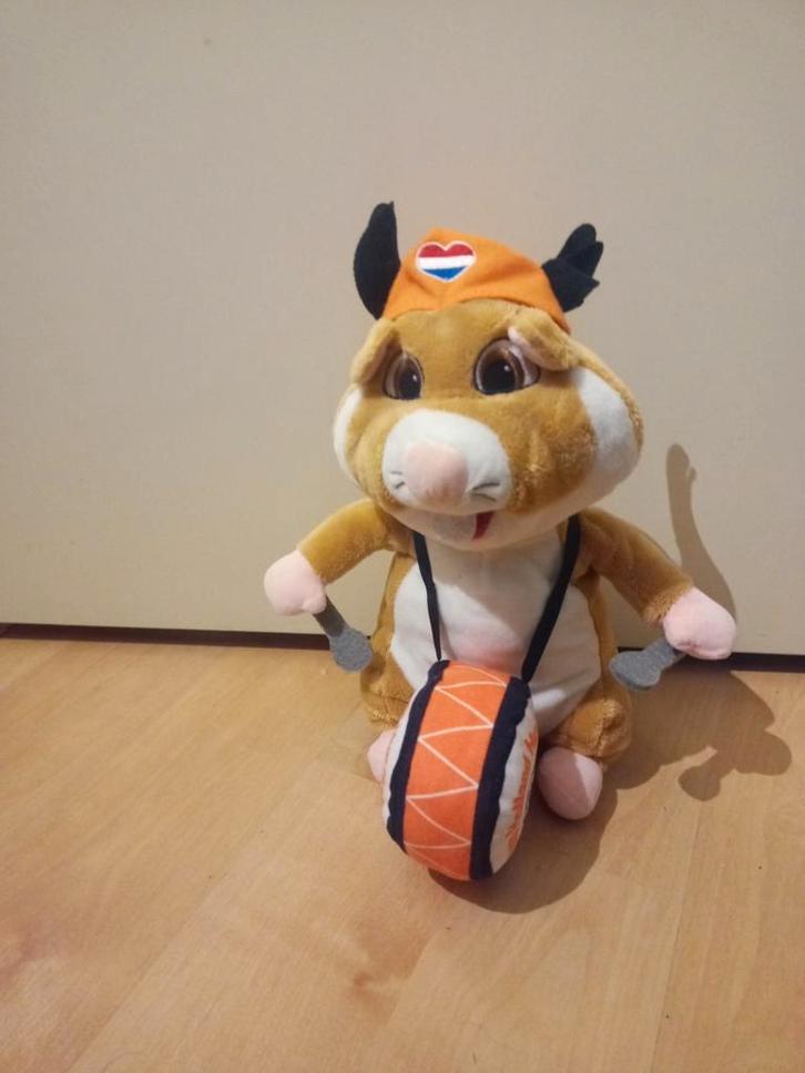 Oranje Hamster met Trommel - WK Voetbal, Kinderen en Baby's, Speelgoed | Knuffels en Pluche, Zo goed als nieuw, Overige typen