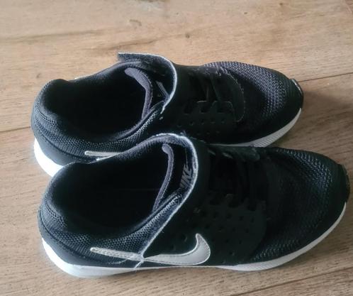 2 paren indoor sportschoenen maat 35 nike en lumberjack, Kinderen en Baby's, Kinderkleding | Schoenen en Sokken, Zo goed als nieuw