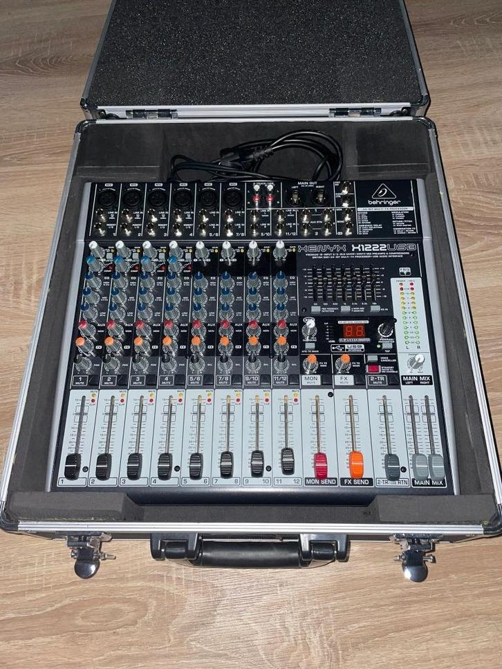 Behringer Xenyx X2222USB Mixer,USB & Power Cable,Flight Case, Muziek en Instrumenten, Overige Muziek en Instrumenten, Zo goed als nieuw
