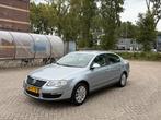 Volkswagen Passat 1.6 FSI Blauw - Airco - Cruise - Nette Aut, Auto's, Stof, Zwart, 4 cilinders, Blauw