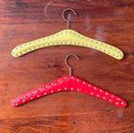 Vintage skai lederen kledinghangers rood en geel, Verzamelen, Retro, Ophalen of Verzenden, Huis en Inrichting