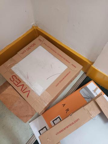 Vives vloertegel wit 30 x 30cm beschikbaar voor biedingen