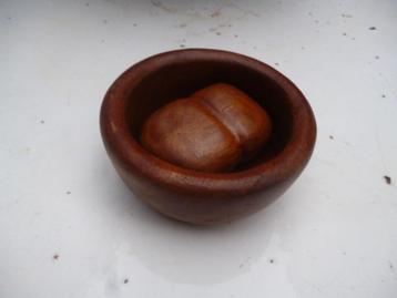teak houten vijzel in de vorm van een koffieboon beschikbaar voor biedingen