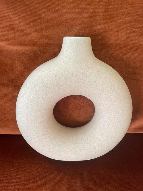 H&M Home ringvormige/donut keramieken vaas Hoog 21 cm Nieuw, Huis en Inrichting, Woonaccessoires | Vazen, Zo goed als nieuw, Overige kleuren