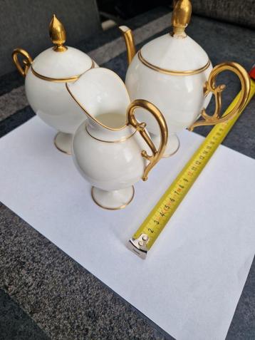Elegant Thee Servies met Gouden Details beschikbaar voor biedingen