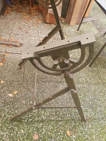 Industrieel Voetstuk Tekentafel beschikbaar voor biedingen