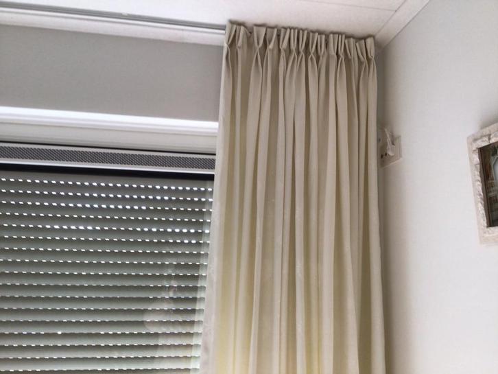 Crème overgordijnen met Franse lelie en ophalers, Huis en Inrichting, Stoffering | Gordijnen en Lamellen, Zo goed als nieuw, 200 cm of meer