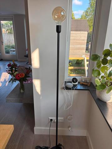 Zwarte Vloerlamp - Stijlvol & Modern beschikbaar voor biedingen