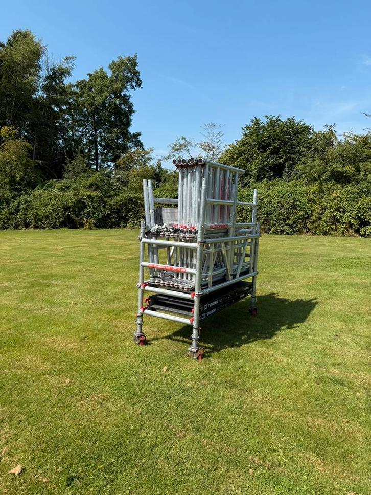 Rolsteiger Altrex te huur, Doe-het-zelf en Verbouw, Steigers, Zo goed als nieuw, Rolsteiger of Kamersteiger, 5 meter of hoger
