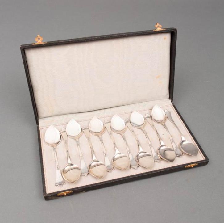 12 gehamerde zilveren ijslepels in cassette Schoonhoven 1930, Antiek en Kunst, Antiek | Goud en Zilver, Zilver, Ophalen of Verzenden