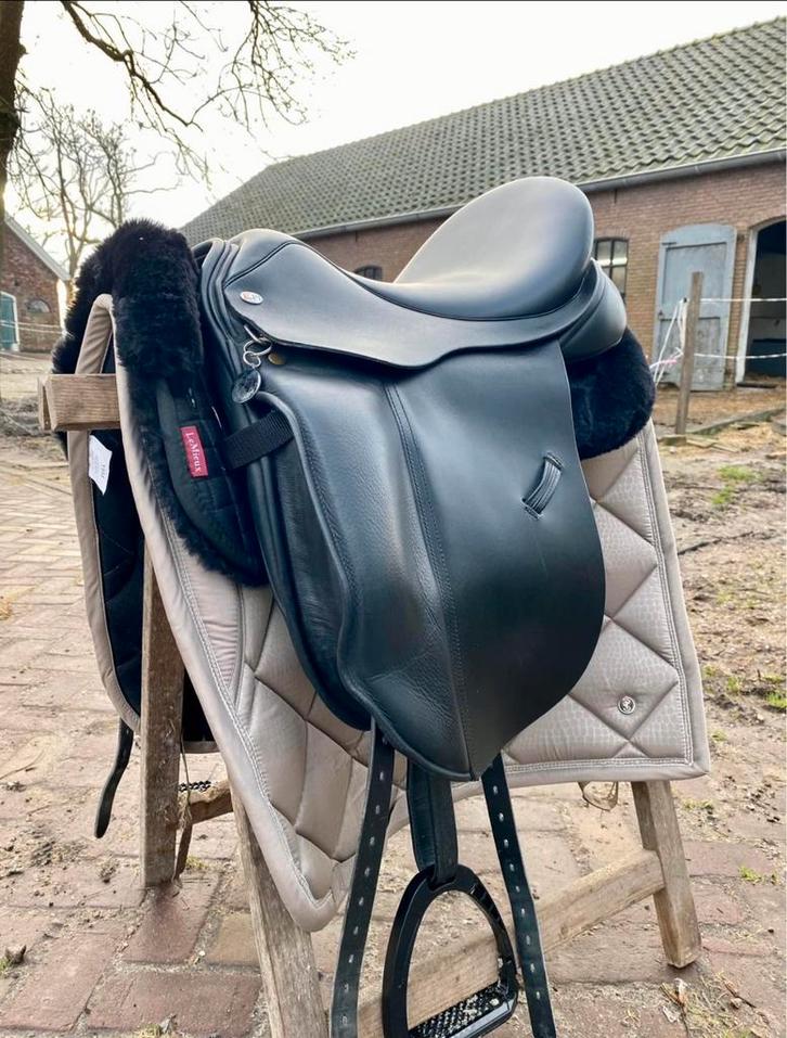 Dressuur zadel MW/17, Dieren en Toebehoren, Paarden en Pony's | Zadels, Zo goed als nieuw, Dressuur, Ophalen