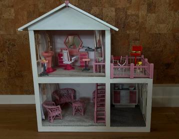 Leuk houten poppenhuis beschikbaar voor biedingen