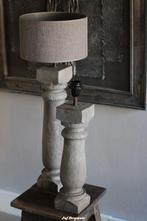 Baluster massief hout met cementfinish taupe, Huis en Inrichting, Woonaccessoires | Overige, Www.jufbrocante.nl, Www.jufbrocante.nl