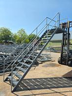 Stalen trap met bordes grijs. Hoog 3.0 mtr. Nob081, Doe-het-zelf en Verbouw, Ladders en Trappen, Ophalen, Zo goed als nieuw, 2 tot 4 meter