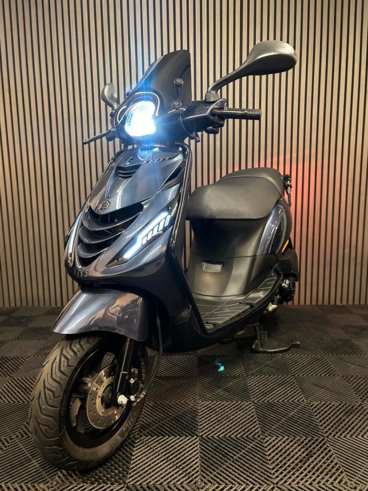 PIAGGIO ZIP BROM 2021 4T 3V FULL OPTION MIDNIGHT BLUE, Fietsen en Brommers, Scooters | Piaggio, Zo goed als nieuw, Zip, Maximaal 45 km/u