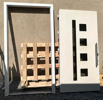 Mooie Veiligheidsvoordeur voordeur deur met tripel glas beschikbaar voor biedingen