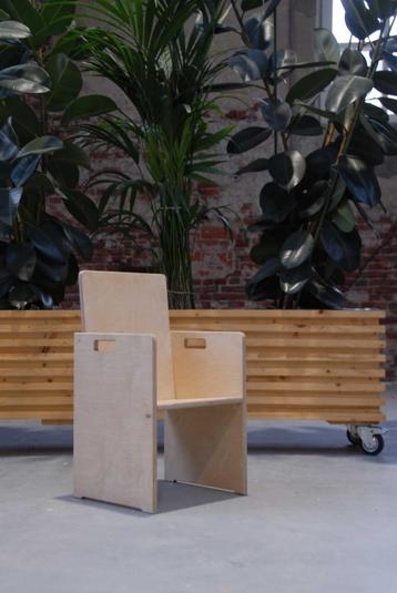 Set van drie kinderstoelen beschikbaar voor biedingen