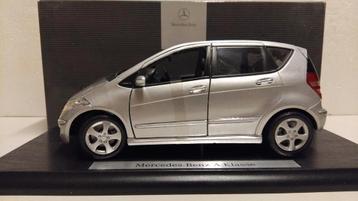 Mercedes Benz A klasse zilvergrijs Dealer Maisto 1:18 KRD beschikbaar voor biedingen