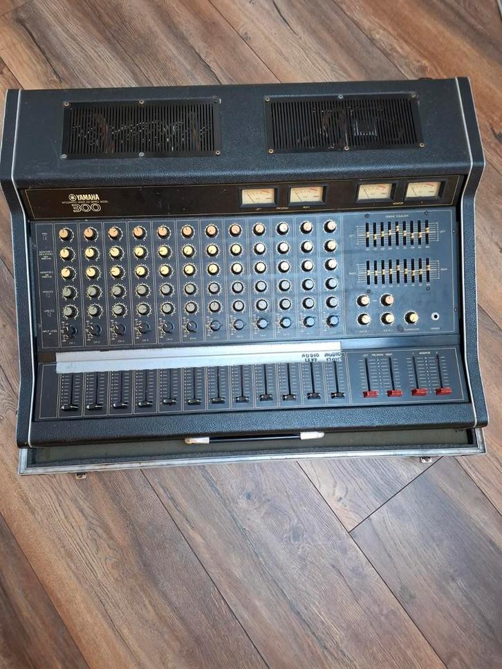 Vintage yamaha EM300 Powermixer., Muziek en Instrumenten, Mengpanelen, Gebruikt, 10 tot 20 kanalen, Microfooningang, Ophalen