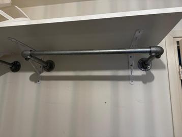 Kapstok van steigerbuizen beschikbaar voor biedingen