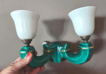 Franse vintage wandlamp – groen keramiek met opaline kappen  beschikbaar voor biedingen