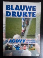 AGOVV Apeldoorn - Blauwe drukte - Boek is TOP, Boeken, Sportboeken, Balsport, Zo goed als nieuw, Verzenden