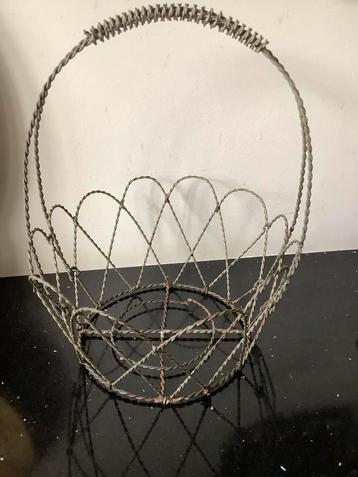 Brocante draadmandje beschikbaar voor biedingen