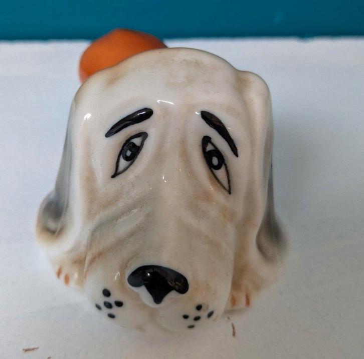 Vintage beeldje van een Bassethond Basset hound, Verzamelen, Beelden en Beeldjes, Zo goed als nieuw, Dier, Ophalen of Verzenden