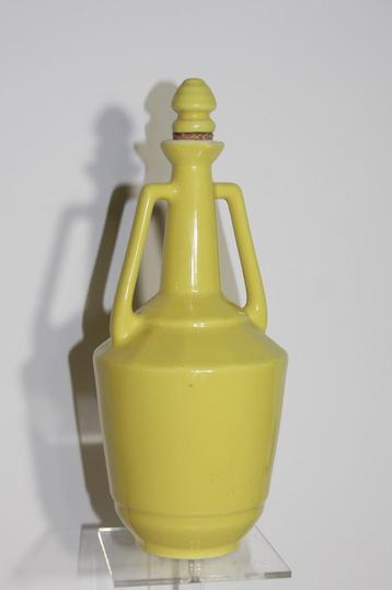 Vintage geel aardewerk karaf  beschikbaar voor biedingen