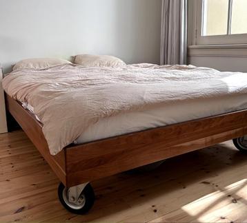 Design bed met wielen