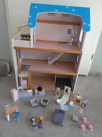 POPPENHUIS + meubeltjes + 2 poppetjes beschikbaar voor biedingen