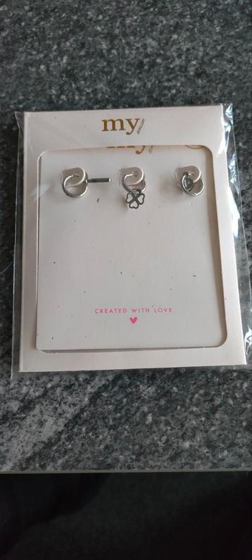 Navel Piercing beschikbaar voor biedingen