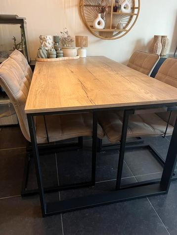 Tafel + 6 stoelen beschikbaar voor biedingen