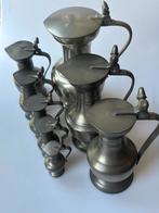 Serie van 8 tinnen eikeltjes schenkkannen, Antiek en Kunst, Antiek | Tin, Ophalen of Verzenden