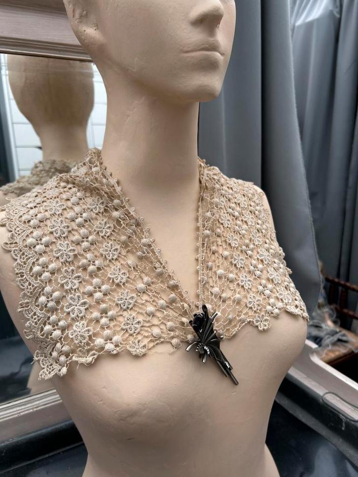 Antieke Kanten Sjaal met Broche, Antiek en Kunst, Antiek | Kleding en Accessoires, Dames, Ophalen of Verzenden