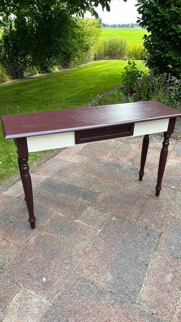 Sidetable met 1 la beschikbaar voor biedingen