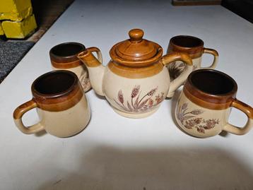 Theepot met 4 kopjes beschikbaar voor biedingen