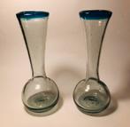 Twee mondgeblazen vaasjes, transparant met blauwe rand, Blauw, Ophalen of Verzenden, Minder dan 50 cm, Glas